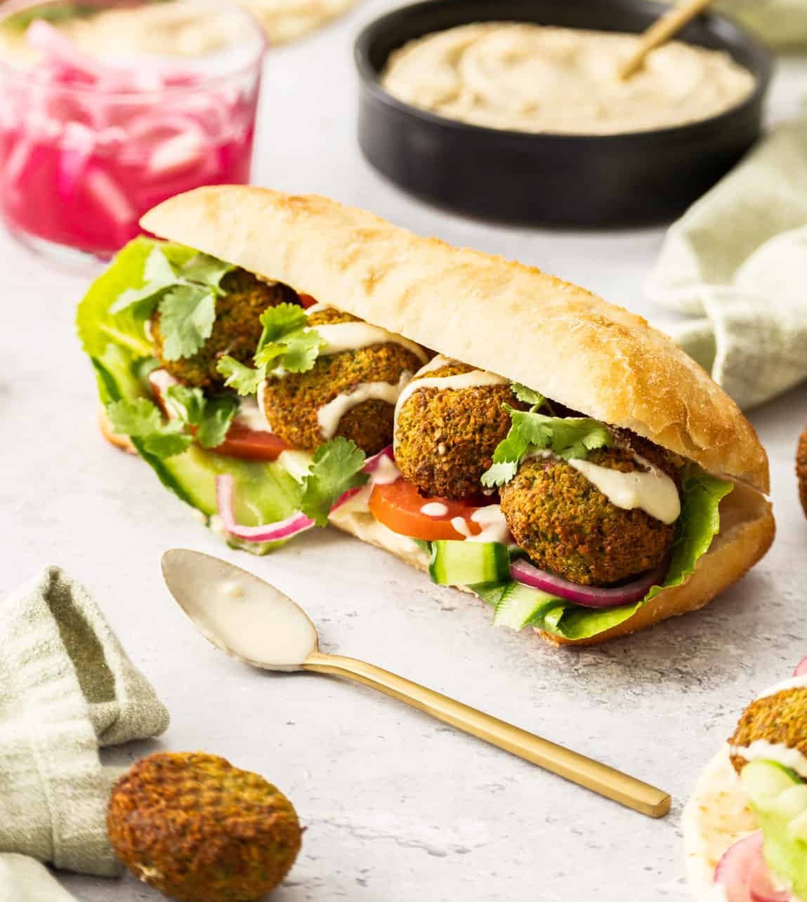 Vegānu sviestmaize ar falafelu un tahini mērci